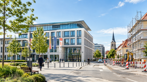 Die Gewerbesteuer sinkt 2026 bereits um zwei Prozent. Gleichzeitig bleibt das kommunale Defizit bei 20,1 Milliarden Euro. Und mit schwächeren Jahresabschlüssen kann die nächste Belastung erst noch folgen.
