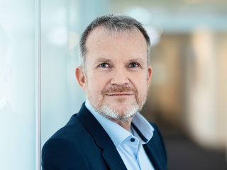 Jens Baas stellt die Frage nach dem besseren der beiden bestehenden Systeme grundsätzlich infrage.