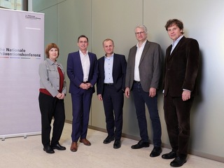 v.l.n.r. Brigitte Groß, Deutsche Rentenversicherung Bund; Oliver Blatt, GKV-Spitzenverband; Dr. Stephan Fasshauer, DGUV; Jörg Heinel Sozialversicherung Landwirtschaft, Forsten und Gartenbau (SVLFG); Dr. Timm Genett, PKV-Verband