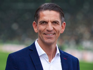 Der ehemalige Bundesliga-Schiedsrichter Deniz Aytekin wird das neue Werbegesicht der R+V Versicherung.