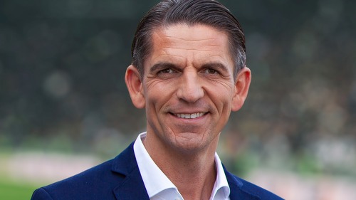 Der ehemalige Bundesliga-Schiedsrichter Deniz Aytekin wird das neue Werbegesicht der R+V Versicherung.