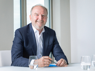 Olaf Engemann verlässt den Vorstand von DIE SÜD zum 31. Dezember 2026 auf eigenen Wunsch. Der bisherige Vertriebsverantwortliche hatte die Entwicklung der SDK seit 2017 und zuletzt den Zusammenschluss mit der Stuttgarter Versicherungsgruppe begleitet.